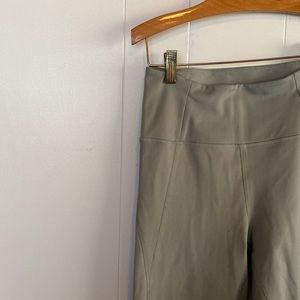 Girlfriend Collective - Compressive High-Rise Legging. Light Sage.